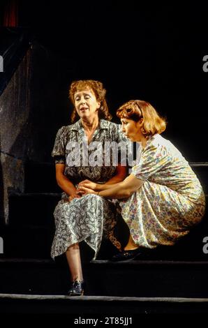 l-r: Josephine Barstow (Anna Maurrant), Lesley Garrett (Rose Maurrant) in der STRASSENSZENE an der English National Opera (ENO), London Coliseum, London WC2 27/08/1993 Koproduktion mit Scottish Opera Musik: Kurt Weill Buch: Elmer Rice Text: Langston Hughes Dirigent: Carl Davis Design: David Fielding Beleuchtung: Paul Pyant Original Choreograf: David Toguri David Pountney Stockfoto