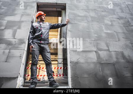 Baumeister-Mann, Bau- und Menschenkonzept. Arbeiter in Uniform auf der Baustelle Stockfoto