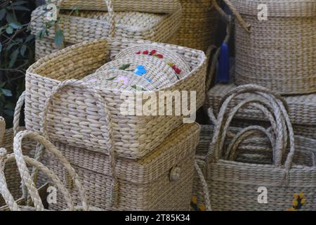 Jute Rope Bag, Korb, natürliche Jute Untersetzer, gemütliche gehäkelte Korb mit Jute. Umweltfreundliche Innenausstattung aus organischen Materialien gewebt. Stockfoto