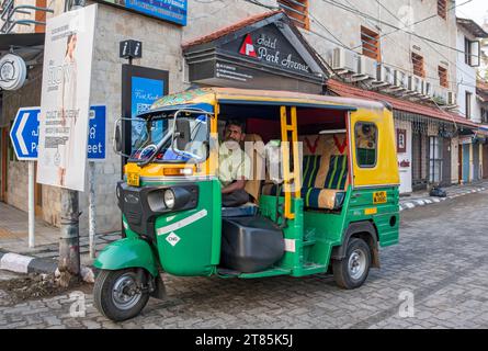 Auto-Rikscha-Fahrer, Fort Kochi, Cochin, Kerala, Indien Stockfoto