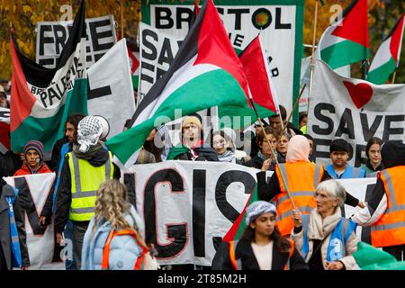 Bristol, Großbritannien. November 2023. Pro-palästinensische Anhänger, die Plakate tragen und palästinensische Fahnen schwenken, sind abgebildet, als sie in einem protestmarsch durch Bristol marschieren, um ihre Solidarität mit dem palästinensischen Volk zu zeigen. Der protestmarsch und die Kundgebung „Aktionstag für Palästina“ wurden abgehalten, um den Menschen zu ermöglichen, ihre Unterstützung und Solidarität mit dem palästinensischen Volk zu zeigen und gegen die jüngsten israelischen Aktionen im Gazastreifen zu protestieren. Quelle: Lynchpics/Alamy Live News Stockfoto