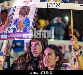 Jerusalem, Israel. November 2023. Die Familien der Israelis, die von der Hamas nach Gaza entführt wurden, marschieren von Tel Aviv nach Jerusalem, um alle ihre Familienmitglieder nach Hause zu bringen. Quelle: Yoram Biberman/Alamy Live News. Stockfoto
