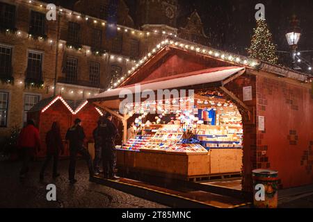 Düsseldorf. DEUTSCHLAND. 13. DEZEMBER 2022 Weihnachten in Deutschland. Weihnachtsmarktszene. Feiertage feiern. Lichter, Karussell, kleine Häuser auf dem Markt im Stadtzentrum mit einer fantastischen Auswahl an Speisen Stockfoto