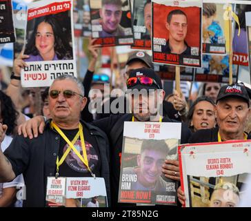 Jerusalem, Israel. November 2023. Die Familien der Israelis, die von der Hamas nach Gaza entführt wurden, marschieren von Tel Aviv nach Jerusalem, um alle ihre Familienmitglieder nach Hause zu bringen. Quelle: Yoram Biberman/Alamy Live News. Stockfoto