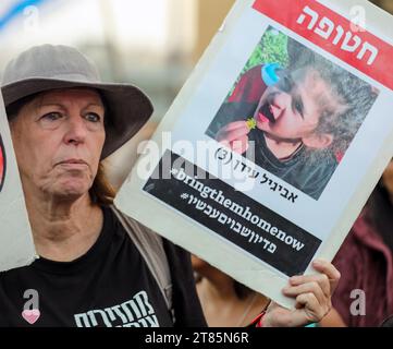 Jerusalem, Israel. November 2023. Die Familien der Israelis, die von der Hamas nach Gaza entführt wurden, marschieren von Tel Aviv nach Jerusalem, um alle ihre Familienmitglieder nach Hause zu bringen. Quelle: Yoram Biberman/Alamy Live News. Stockfoto