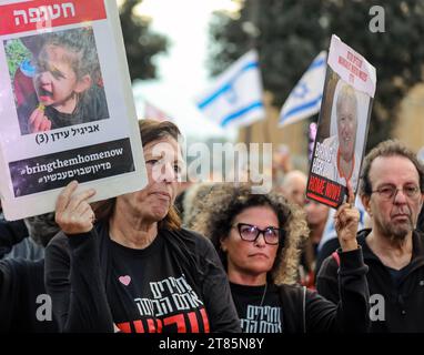 Jerusalem, Israel. November 2023. Die Familien der Israelis, die von der Hamas nach Gaza entführt wurden, marschieren von Tel Aviv nach Jerusalem, um alle ihre Familienmitglieder nach Hause zu bringen. Quelle: Yoram Biberman/Alamy Live News. Stockfoto