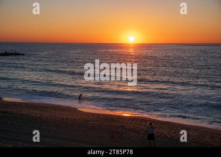 Die Sonnenuntergänge in Redondo Beach, CA, USA, sind so schön, dass die Leute anhalten, um zu beobachten. Stockfoto