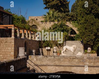 Rhodos, Griechenland - 21. April 2023: Archäologisches Museum von Rhodos-Stadt. Garten im Hinterhof des museums Stockfoto