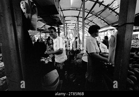 LEBENSMITTELMARKT - NIS SERBIEN - STRASSENFOTOGRAFIE - SCHWARZ-WEISS-SILBERFILM - LEICA STRASSENFOTOGRAFIE © FOTOGRAFIE : FREDERIC BEAUMONT Stockfoto