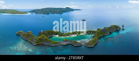 Die idyllische Insel Rufas, in der Nähe von Penemu in Raja Ampat, ist von gesunden Korallen und offenem Meer umgeben. Dieses landschaftlich reizvolle Gebiet unterstützt eine hohe biologische Vielfalt der Meere. Stockfoto
