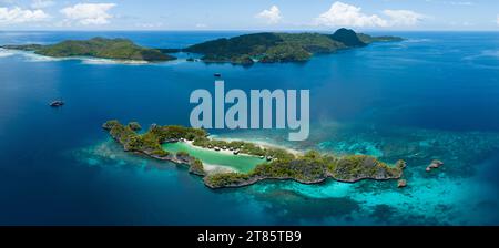 Die idyllische Insel Rufas, in der Nähe von Penemu in Raja Ampat, ist von gesunden Korallen und offenem Meer umgeben. Dieses landschaftlich reizvolle Gebiet unterstützt eine hohe biologische Vielfalt der Meere. Stockfoto