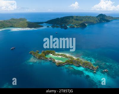Die idyllische Insel Rufas, in der Nähe von Penemu in Raja Ampat, ist von gesunden Korallen und offenem Meer umgeben. Dieses landschaftlich reizvolle Gebiet unterstützt eine hohe biologische Vielfalt der Meere. Stockfoto