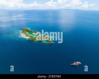 Die idyllische Insel Rufas, in der Nähe von Penemu in Raja Ampat, ist von gesunden Korallen und offenem Meer umgeben. Dieses landschaftlich reizvolle Gebiet unterstützt eine hohe biologische Vielfalt der Meere. Stockfoto
