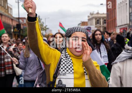 November 2023. London, Großbritannien. Palästinensische Aktivisten marschieren durch Camden in Richtung des Kier Starmer Parlamentsabgeordneten und Tulip Siddiq Parlamentsabgeordneten im Crowndale Centre in London, um sich für einen Waffenstillstand in Gaza einzusetzen. Bild: Eddie Chalmers/Pathos Stockfoto