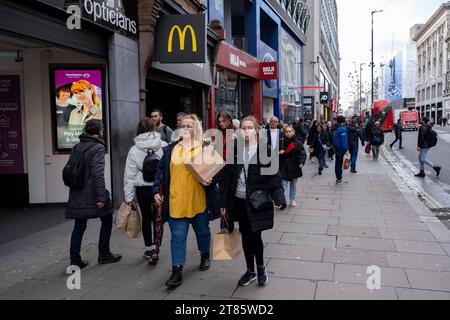 Käufer und Besucher gehen am 13. November 2023 in London, Großbritannien, auf eine geschäftige Oxford Street. Die Oxford Street ist ein bedeutendes Einkaufszentrum im West End der Hauptstadt und ist Europas geschäftigste Einkaufsstraße mit rund einer halben Million Besuchern der rund 300 Geschäfte, von denen die meisten Mode- und High Street-Bekleidungsgeschäfte sind. Stockfoto