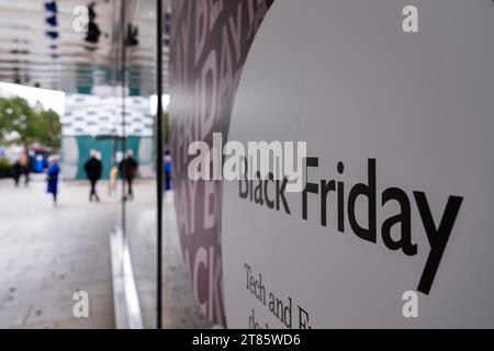 Schilder für Black Friday-Verkäufe bei John Lewis in der Oxford Street am 13. November 2023 in London, Großbritannien. Der Black Friday ist traditionell der Beginn der Weihnachtszeit in den USA und ist nun seit über 10 Jahren Teil des britischen Lebens. Viele Geschäfte bieten stark beworbene Verkäufe zu ermäßigten Preisen an, aber viele Medienberichte sagen, dass die Black Friday-Preise nicht unbedingt billiger sind. Stockfoto