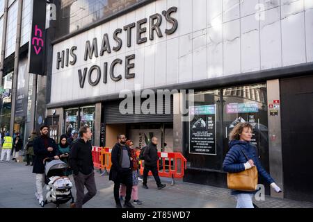 Sein Masters Voice-Schild tauchte wieder über dem HMVS Flagship Store in der Oxford Street auf, der wieder als HMV-Shop erscheinen wird, nachdem das Vintage-Schild verdeckt wurde und der Ladenbereich am 13. November 2023 von einem American Candy Store belegt wurde London, Vereinigtes Königreich. Stockfoto