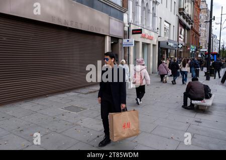 Käufer und Besucher gehen am 13. November 2023 in London, Großbritannien, auf eine geschäftige Oxford Street. Die Oxford Street ist ein bedeutendes Einkaufszentrum im West End der Hauptstadt und ist Europas geschäftigste Einkaufsstraße mit rund einer halben Million Besuchern der rund 300 Geschäfte, von denen die meisten Mode- und High Street-Bekleidungsgeschäfte sind. Stockfoto