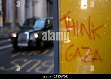 Denken Sie an Gaza Graffiti am 14. November 2023 in London, Großbritannien. Stockfoto