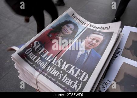 Das Headline-Poster der Zeitung Evening Standard berichtet, dass die konservative Parlamentsabgeordnete und Innenministerin Suella Braverman von ihrem Posten entlassen wurde, während der ehemalige Premierminister David Cameron als Außenminister in einer größeren Umgruppierung der Kabinettsminister der Frontbank in der derzeitigen Regierung am 13. November 2023 in London zurückkehren wird. Vereinigtes Königreich. Stockfoto