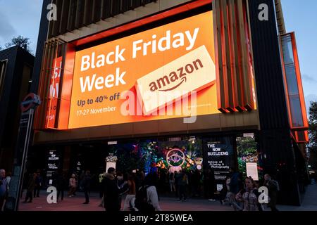 Großes digitales Schild für die Amazon Black Friday Verkaufswoche vor dem Outernet London Gebäude am 13. November 2023 in London, Großbritannien. Der Black Friday ist traditionell der Beginn der Weihnachtszeit in den USA und ist nun seit über 10 Jahren Teil des britischen Lebens. Viele Geschäfte bieten stark beworbene Verkäufe zu ermäßigten Preisen an, aber viele Medienberichte sagen, dass die Black Friday-Preise nicht unbedingt billiger sind. Stockfoto