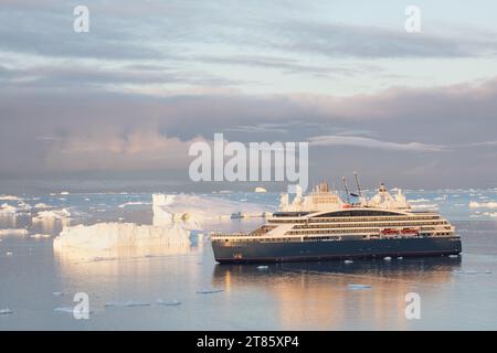 Das Expeditionskreuzschiff vor Anker in der Nähe des Hafens von Ilulissat in Südgrönland. Segeln durch die Eisberge. Globale Erwärmung Klimawandel Stockfoto