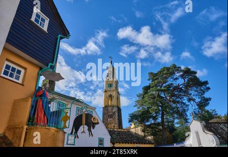 The Bell Tower, toll House und Battery in Portmeirion, Gwynedd, Wales Stockfoto