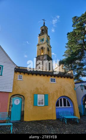 The Bell Tower and Mermaid Spa in Portmeirion, Gwynedd, Wales Stockfoto