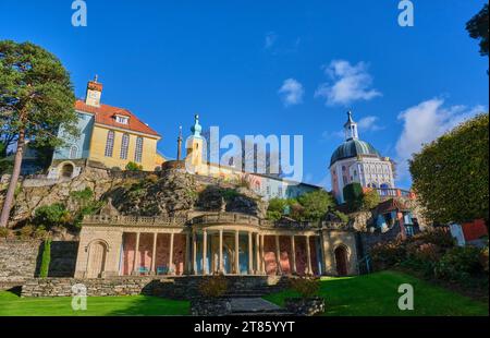 Die Bristol Colonnade und Chantry Row und das Pantheon in Portmeirion, Gwynedd, Wales Stockfoto