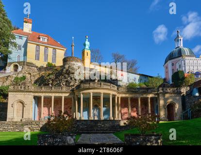 Die Bristol Colonnade und Chantry Row und das Pantheon in Portmeirion, Gwynedd, Wales Stockfoto