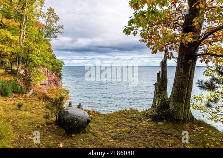 Wanderweg auf der Halbinsel Presque Isle mit Blick auf den Lake Superior in der Nähe von Marquette, USA Stockfoto