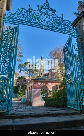 Blick auf den Glockenturm vom Rathaus in Portmeirion, Gwynedd, Wales Stockfoto