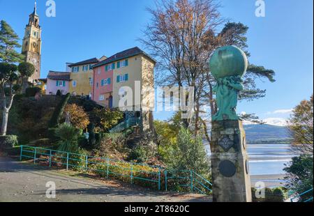 Der Glockenturm und die Herkules-Statue in Portmeirion, Gwynedd, Wales Stockfoto