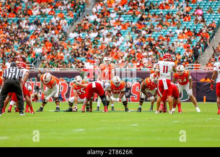 QB Tyler van Dyke in Aktion in Miami Gardens, Florida, USA, 18.11.2023, Miami Hurricanes V Louisville - NCCA Foto: Chris Arjoon/Credit Stockfoto