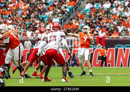 QB Tyler van Dyke in Aktion in Miami Gardens, Florida, USA, 18.11.2023, Miami Hurricanes V Louisville - NCCA Foto: Chris Arjoon/Credit Stockfoto