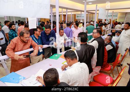 Dhaka, Bangladesch. November 2023. Die Kandidaten sammeln die Nominierungspapiere für die bevorstehenden Wahlen zur 12. Nationalversammlung am 18. November 2023 im Büro der Awami-Liga in der Bangabandhu Avenue in Dhaka, Bangladesch. (Kreditbild: © Suvra Kanti das/ZUMA Press Wire) NUR REDAKTIONELLE VERWENDUNG! Nicht für kommerzielle ZWECKE! Stockfoto