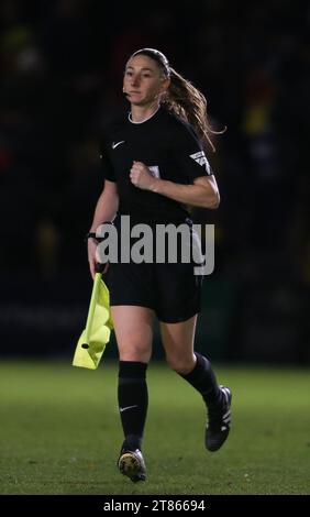 Sian Massey-Ellis, stellvertretender Schiedsrichter beim Spiel der Sky Bet League 2 zwischen Harrogate Town und Swindon Town in der Wetherby Road, Harrogate am Samstag, den 18. November 2023. (Foto: Michael Driver | MI News) Credit: MI News & Sport /Alamy Live News Stockfoto