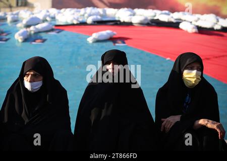 Teheran, Iran. November 2023. Drei iranische verschleierte Frauen in schwarzen Chadors nehmen an einer anti-israelischen Kundgebung Teil, um ihre Solidarität mit dem Volk von Gaza auf dem Enqelab-e Eslami-Platz in Teheran zu zeigen. Tausende Israelis und Palästinenser sind gestorben, seit die militante Gruppe Hamas am 07. Oktober 2023 einen beispiellosen Angriff auf Israel aus dem Gazastreifen und die darauf folgenden israelischen Angriffe auf die palästinensische Enklave gestartet hat. (Kreditbild: © Rouzbeh Fouladi/ZUMA Press Wire) NUR REDAKTIONELLE VERWENDUNG! Nicht für kommerzielle ZWECKE! Stockfoto