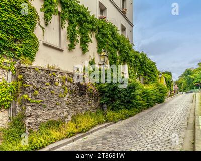 Eine Kopfsteinpflasterstraße, die nach Montmartre in Paris führt Stockfoto