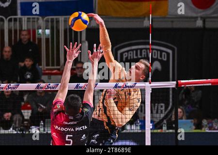 Padua, Italien. November 2023. Spike of Donovan Dzavoronok ( Rana Verona ) während des Spiels Pallavolo Padova vs Rana Verona, Volleyball Italian Series A Men Superliga Match in Padova, Italien, 18. November 2023 Credit: Independent Photo Agency/Alamy Live News Stockfoto