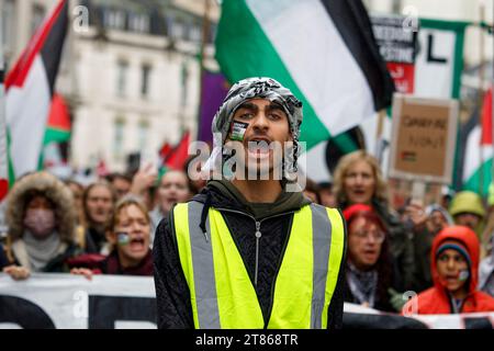 Bristol, Großbritannien. November 2023. Pro-palästinensische Anhänger, die Plakate tragen und palästinensische Fahnen schwenken, sind abgebildet, als sie in einem protestmarsch durch Bristol marschieren, um ihre Solidarität mit dem palästinensischen Volk zu zeigen. Der protestmarsch und die Kundgebung „Aktionstag für Palästina“ wurden abgehalten, um den Menschen zu ermöglichen, ihre Unterstützung und Solidarität mit dem palästinensischen Volk zu zeigen und gegen die jüngsten israelischen Aktionen im Gazastreifen zu protestieren. Quelle: Lynchpics/Alamy Live News Stockfoto