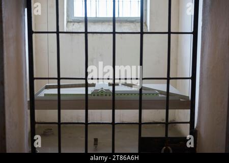 Gefängniszelle im ehemaligen KZ Sachsenhausen. Stockfoto