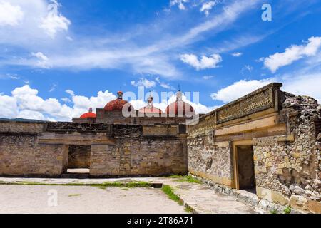 Iglesia San Pablo und Mitla, eine mesoamerikanische archäologische Stätte der zapotekischen Zivilisation, Oaxaca Valley, Mexiko Stockfoto