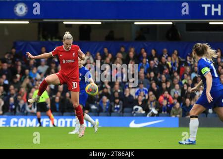 Kingston, Großbritannien. November 2023. Sophie Roman Haug von Liverpool Women kontrolliert den Ball während des FA Women's Super League-Spiels zwischen Chelsea Women und Liverpool Women am 18. November 2023 in Stamford Bridge in London. Foto von Carlton Myrie. Nur redaktionelle Verwendung, Lizenz für kommerzielle Nutzung erforderlich. Keine Verwendung bei Wetten, Spielen oder Publikationen eines einzelnen Clubs/einer Liga/eines Spielers. Quelle: UK Sports Pics Ltd/Alamy Live News Stockfoto