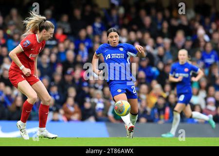 Kingston, Großbritannien. November 2023. Sam Kerr von Chelsea Women, die den Ball während des FA Women's Super League-Spiels zwischen Chelsea Women und Liverpool Women am 18. November 2023 in Stamford Bridge, London, England, übergab. Foto von Carlton Myrie. Nur redaktionelle Verwendung, Lizenz für kommerzielle Nutzung erforderlich. Keine Verwendung bei Wetten, Spielen oder Publikationen eines einzelnen Clubs/einer Liga/eines Spielers. Quelle: UK Sports Pics Ltd/Alamy Live News Stockfoto