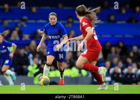 Kingston, Großbritannien. November 2023. Fran Kirby von Chelsea Women dribbelte mit dem Ball während des FA Women's Super League-Spiels zwischen Chelsea Women und Liverpool Women am 18. November 2023 in Stamford Bridge, London, England. Foto von Carlton Myrie. Nur redaktionelle Verwendung, Lizenz für kommerzielle Nutzung erforderlich. Keine Verwendung bei Wetten, Spielen oder Publikationen eines einzelnen Clubs/einer Liga/eines Spielers. Quelle: UK Sports Pics Ltd/Alamy Live News Stockfoto