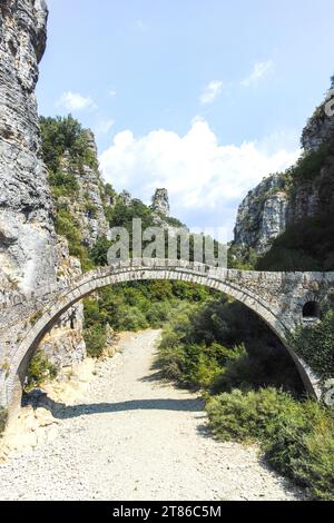 Herrlicher Blick auf die Steinbrücke Kokkorou in den Pindus-Bergen, Zagori, Epirus, Griechenland Stockfoto