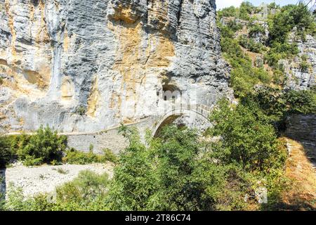 Herrlicher Blick auf die Steinbrücke Kokkorou in den Pindus-Bergen, Zagori, Epirus, Griechenland Stockfoto