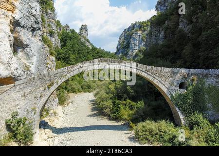 Herrlicher Blick auf die Steinbrücke Kokkorou in den Pindus-Bergen, Zagori, Epirus, Griechenland Stockfoto