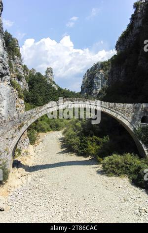 Herrlicher Blick auf die Steinbrücke Kokkorou in den Pindus-Bergen, Zagori, Epirus, Griechenland Stockfoto